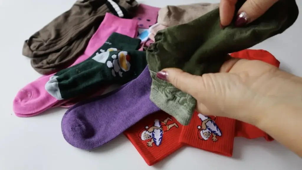 Warum erfahrene Hausfrauen kaputte Socken fürs Zuhause aufheben