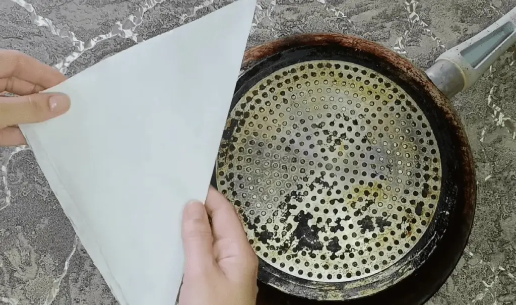 Warum erfahrene Hausfrauen eine Serviette auf die Pfanne legen – und wie Sie Ihre Pfanne wie neu zum Glänzen bringen