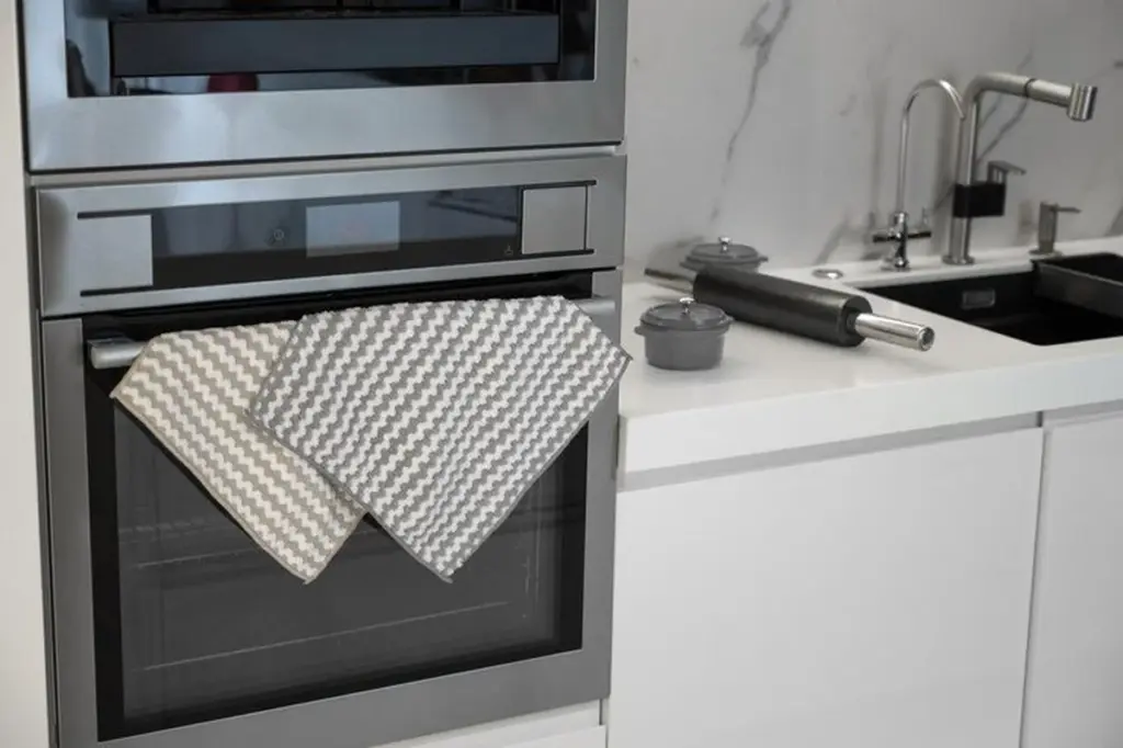 Warum erfahrene Hausfrauen ein Tuch um den Backofengriff binden
