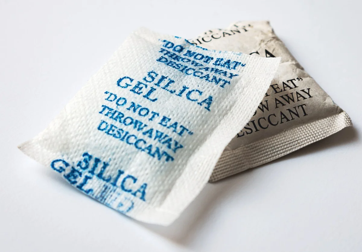 Warum erfahrene Heimwerker und Hausfrauen Kieselgel nicht wegwerfen: 5 clevere Tricks - image 1