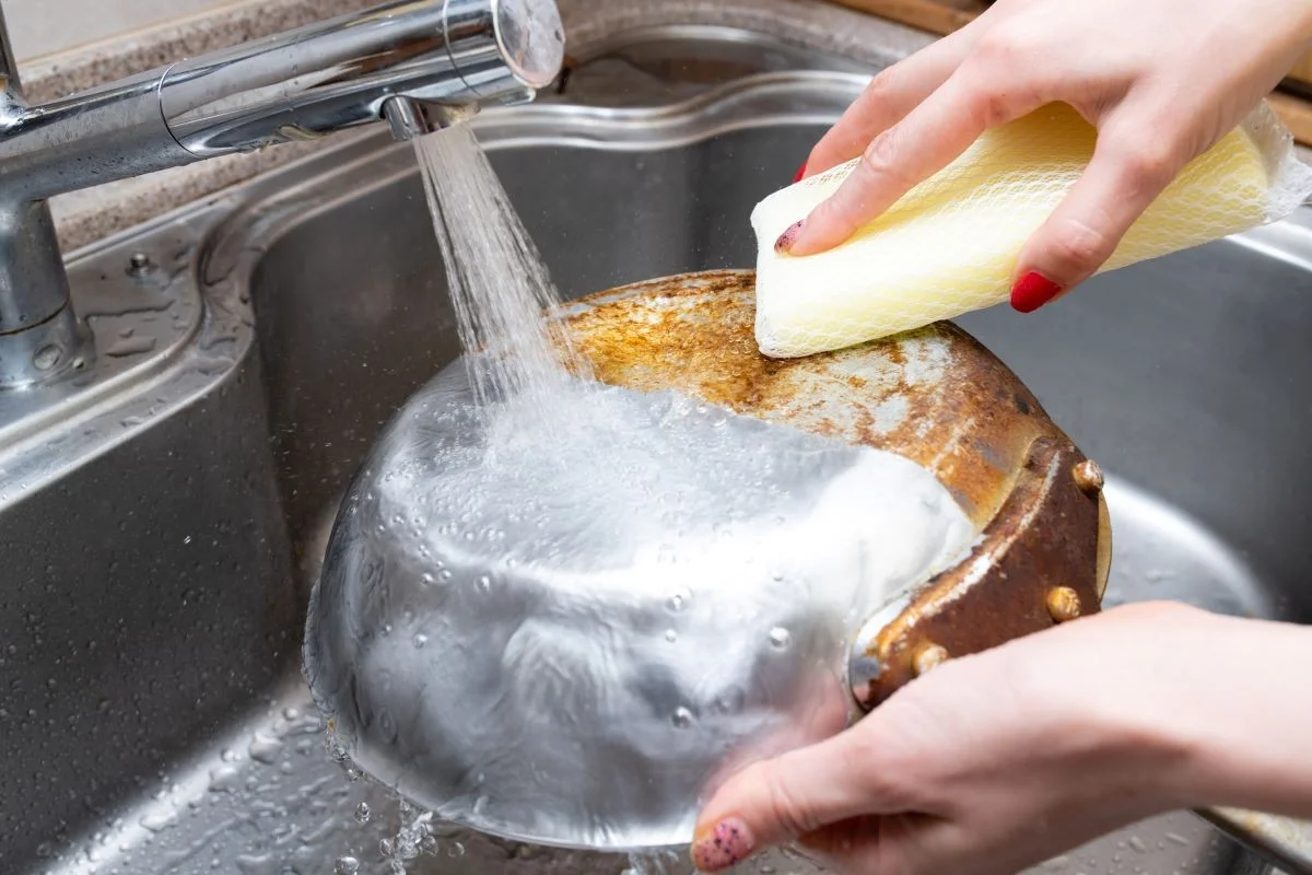 Warum erfahrene Köche zwei Gläser Soda zum Reinigen alter Pfannen verwenden - image 2