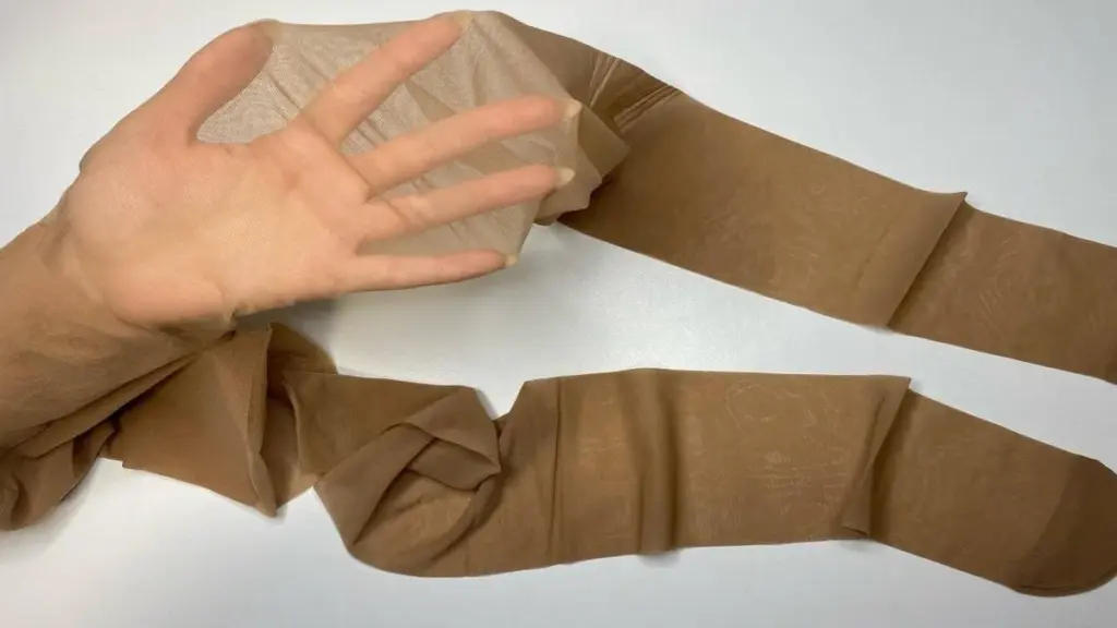 Warum erfahrene Trägerinnen neue Nylonstrümpfe einfrieren: Der Trick, der Löcher vermeidet