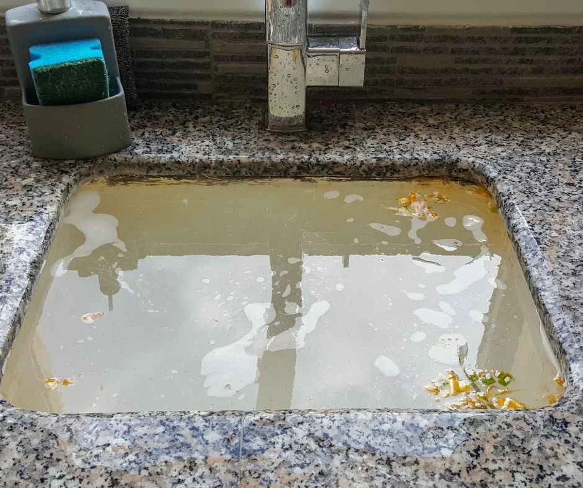 Warum Handwerker immer einen Spülenschlussel im Schrank haben: Der Trick, der Abflüsse in 2 Minuten befreit - image 1