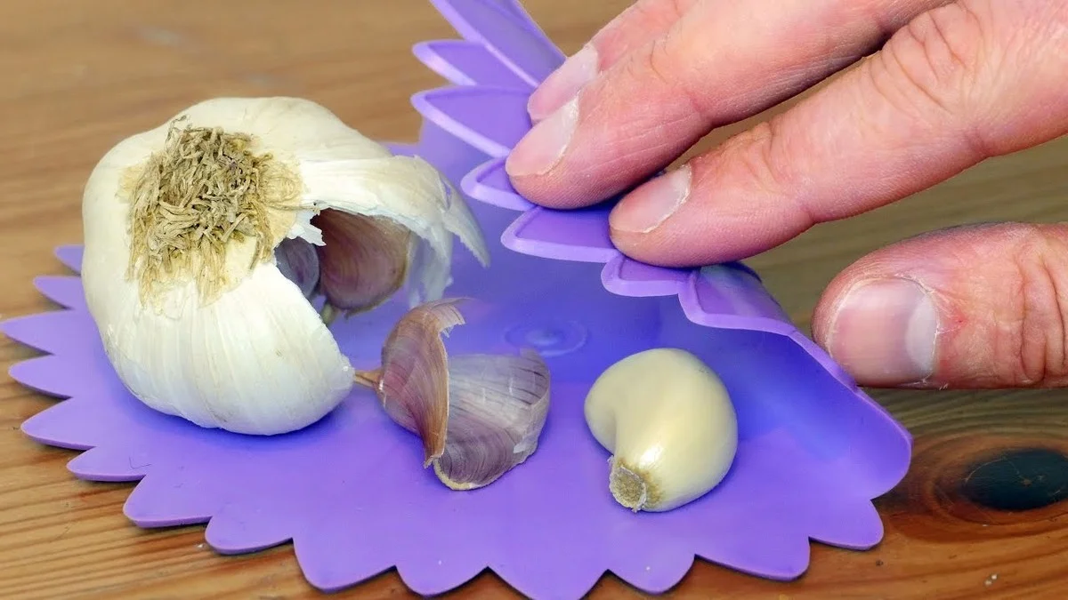 Warum ich meinen Knoblauch jetzt immer so schäle: Super-Trick ohne Messer - image 1
