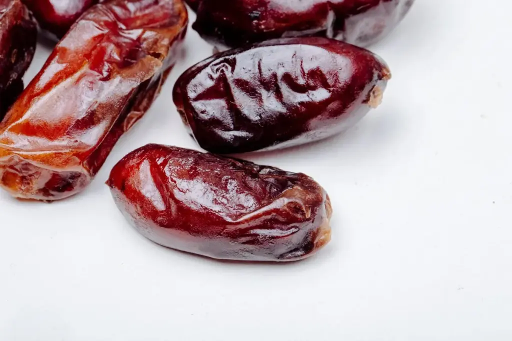 Warum österreichische Konditoren Datteln lieber einfrieren – der Trick, der sie weich wie Karamell hält