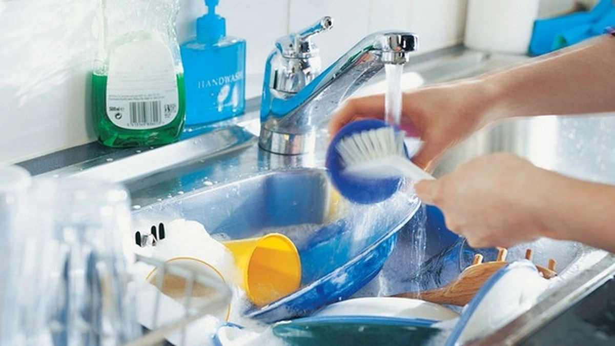 Warum Sie jetzt aufhören sollten, teure Spülmaschinentabs zu kaufen: Die Super-Hausmittel-Formel für strahlendes Geschirr! - image 2