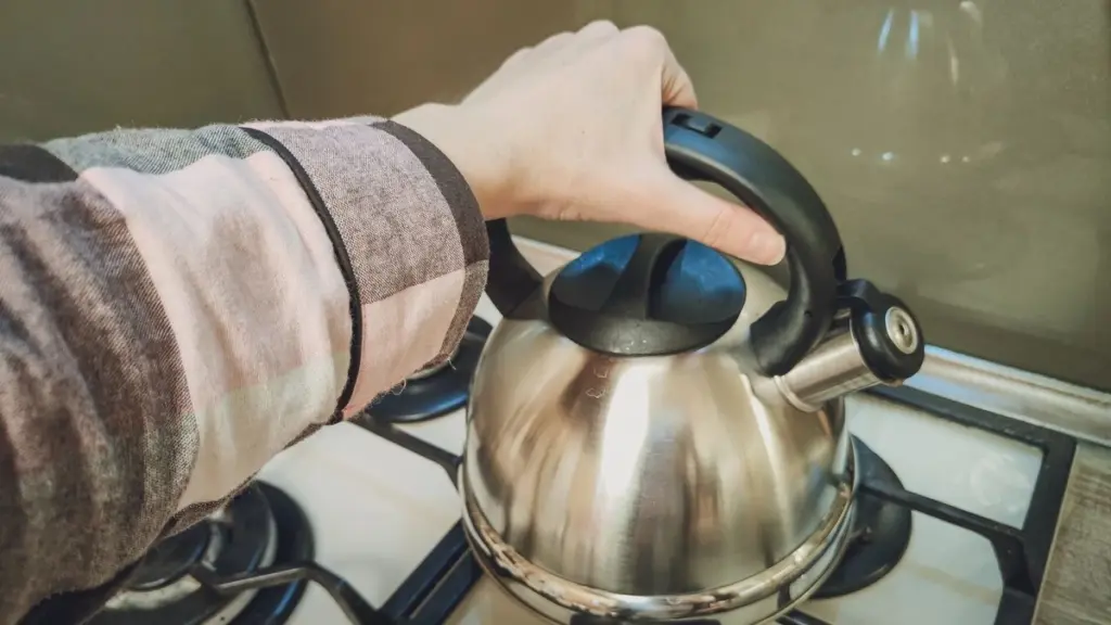 Warum Teekessel wie neu glänzt: 2 Löffel, die jeder wegwirft, entfernen hartnäckige Ablagerungen