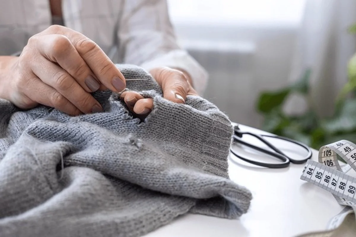 Wie eine Frau nur 30 Sekunden braucht, um ihre Strümpfe haltbar zu machen – Ein Trick, der neue Käufe überflüssig macht - image 2