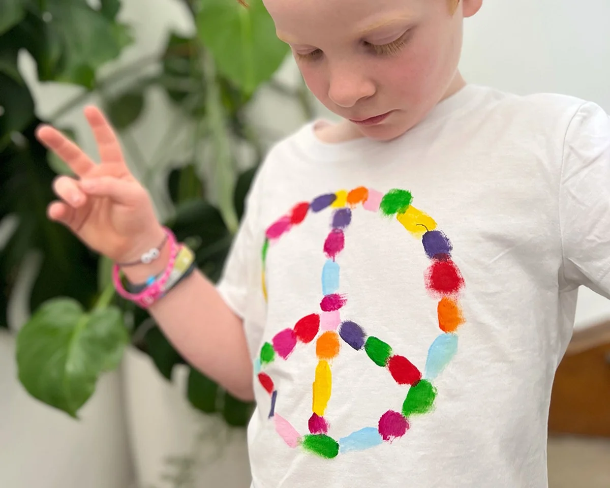 Zwei Hausmittel entfernen Gouache und Aquarell in 10 Minuten vom Kinder-T-Shirt - image 1