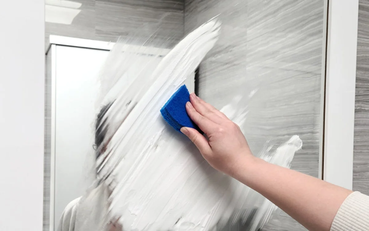 Zwei Minuten Trick: Darum stellen Österreicher jetzt Rasierschaum zum Fensterputzen in die Garderobe - image 1