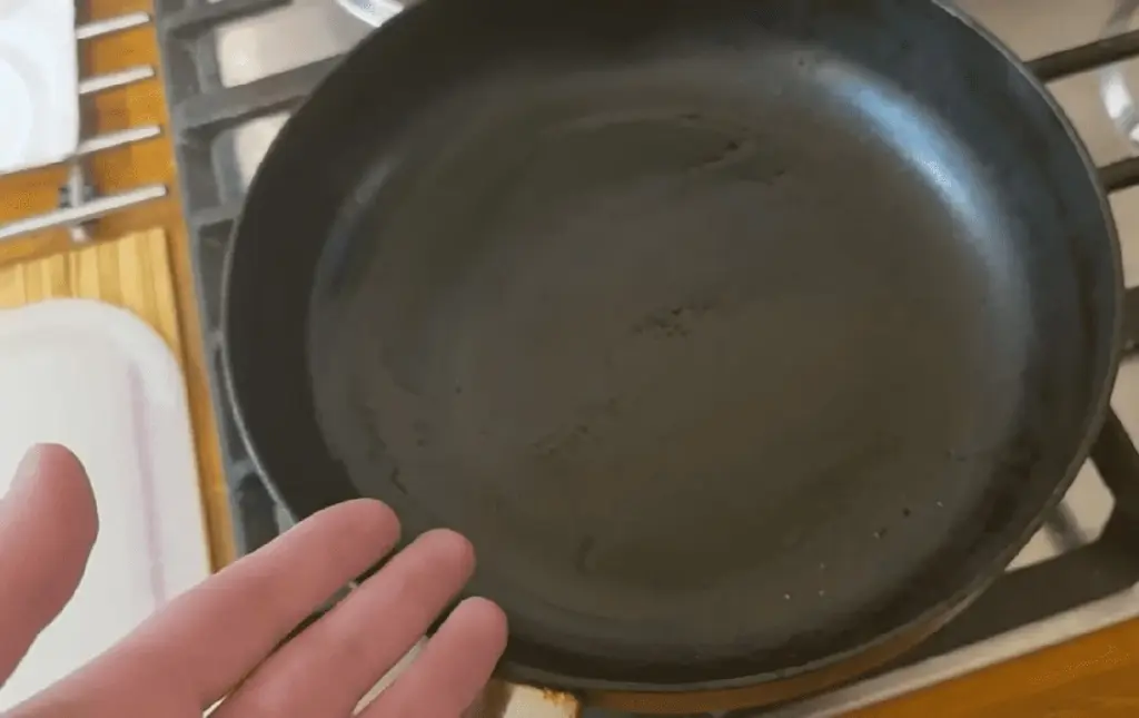 Alte Bratpfannen mit Antihaftbeschichtung: Diese einfache Mischung löst hartnäckigen Schmutz im Handumdrehen