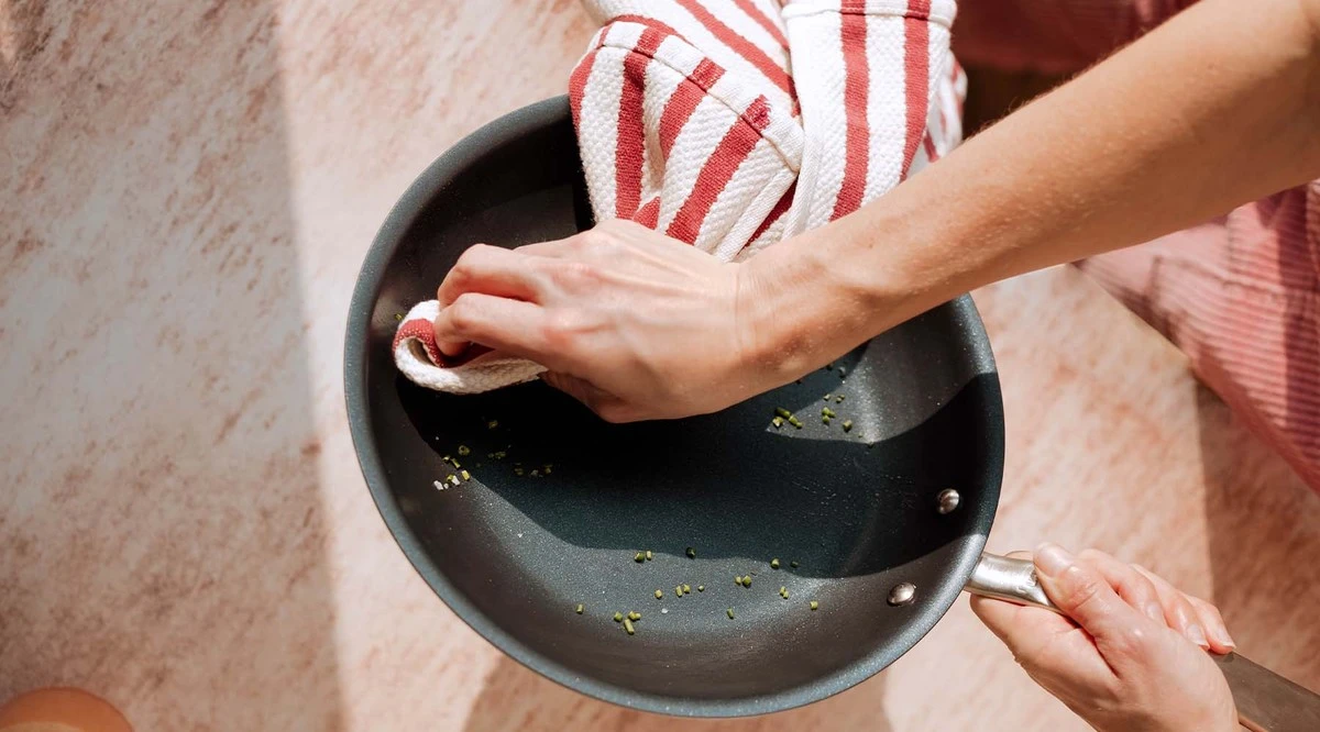 Alte Bratpfannen mit Antihaftbeschichtung: Diese einfache Mischung löst hartnäckigen Schmutz im Handumdrehen - image 1