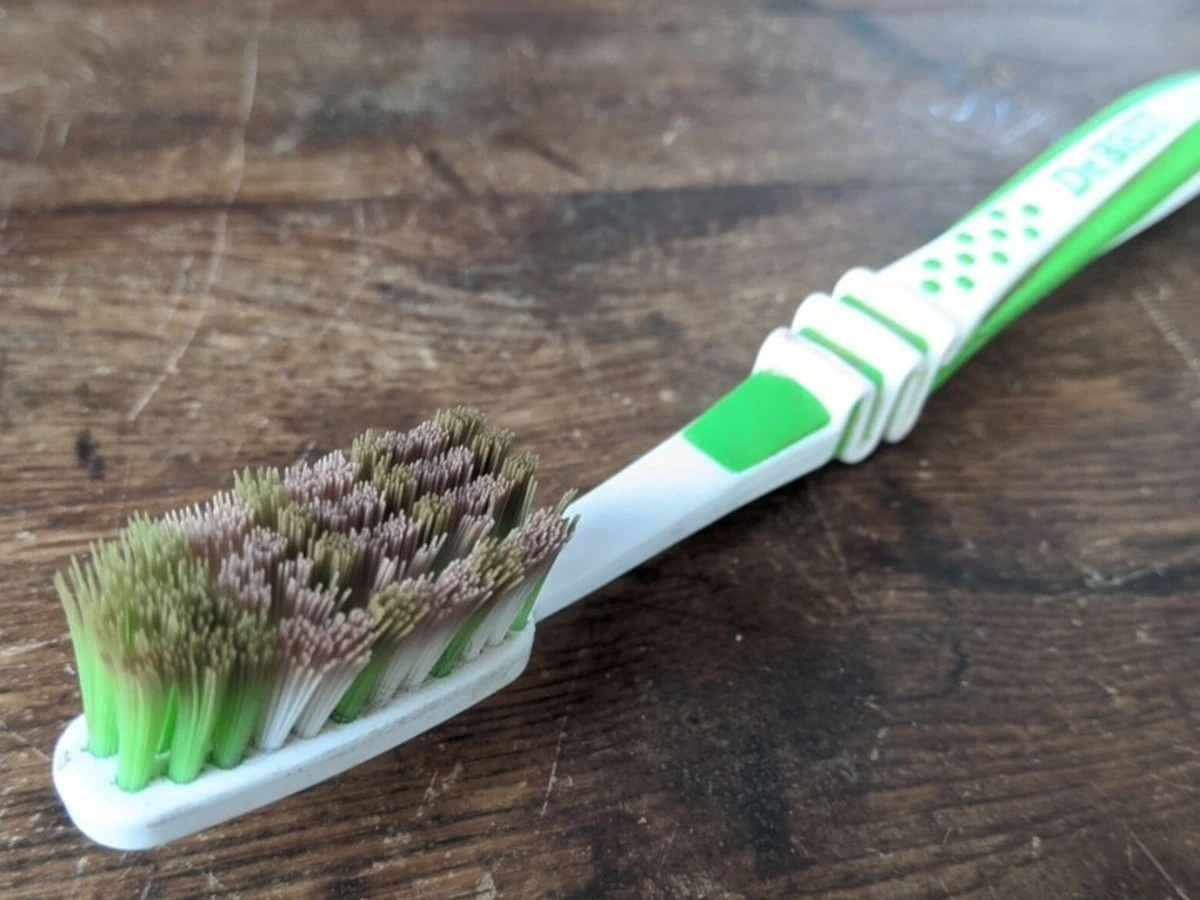 Alte Zahnbürsten: 7 unerwartete Tricks, die Ihr Leben vereinfachen - image 1