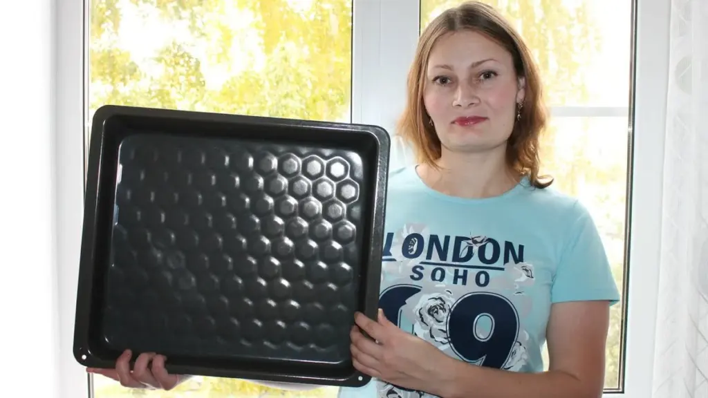 Backofenblech wie neu: Mit der „5-Löffel-Methode“ gegen eingebrannten Fett – so geht's