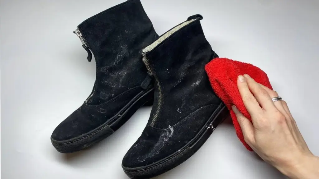 Brotkruste rettet Ihre Wildlederschuhe: Ein Handgriff für makellose Eleganz