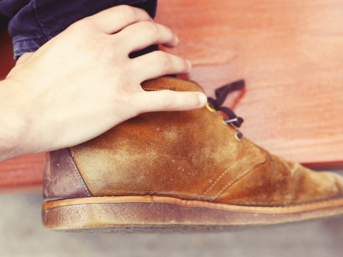 Brotkruste rettet Ihre Wildlederschuhe: Ein Handgriff für makellose Eleganz - image 2