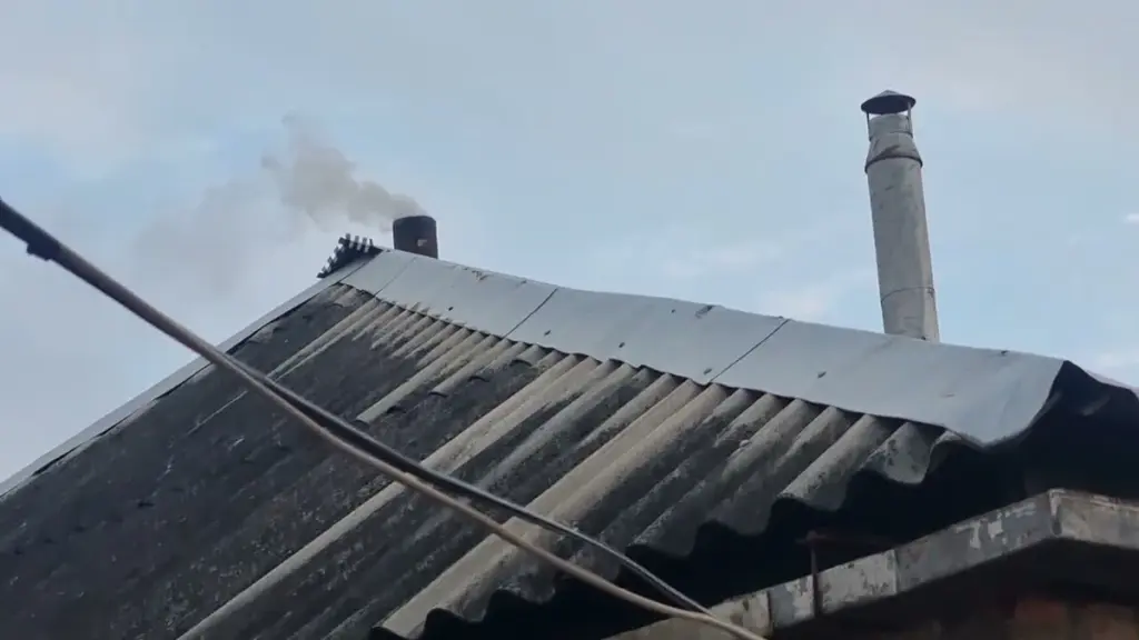 Дід Іван показав, як дієво позбутися сажі в димоході за допомогою картопляних очисток