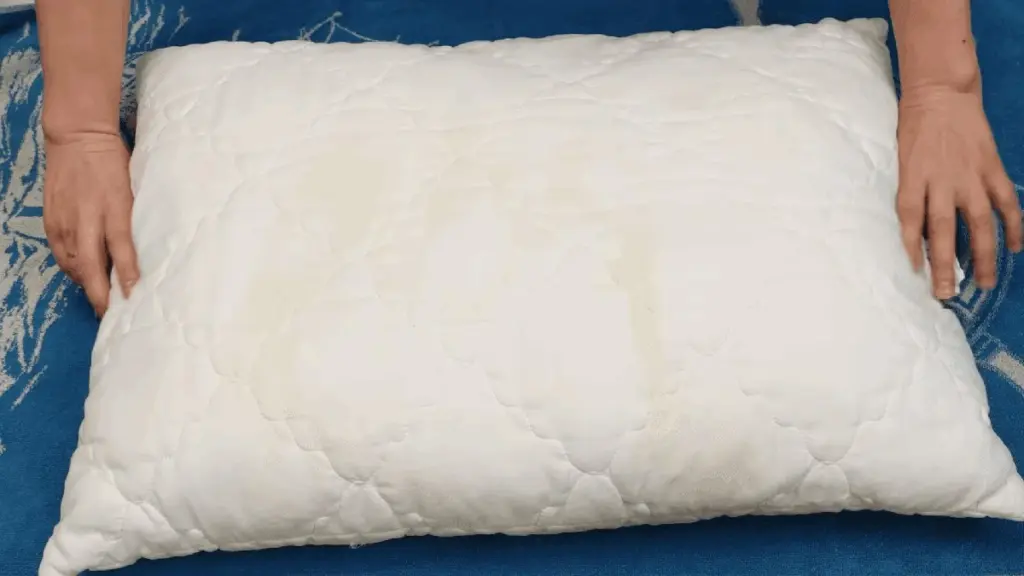 Der einfache Trick gegen gelbe Flecken auf Kissen: So duftet Ihr Kissen wieder frisch