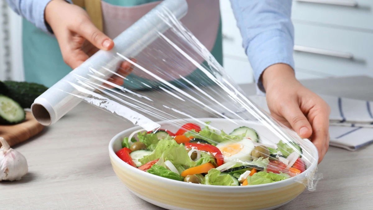 Der Frischhaltefolien-Trick, der Ihre Küche revolutioniert (und stundenlanges Suchen beendet!) - image 1