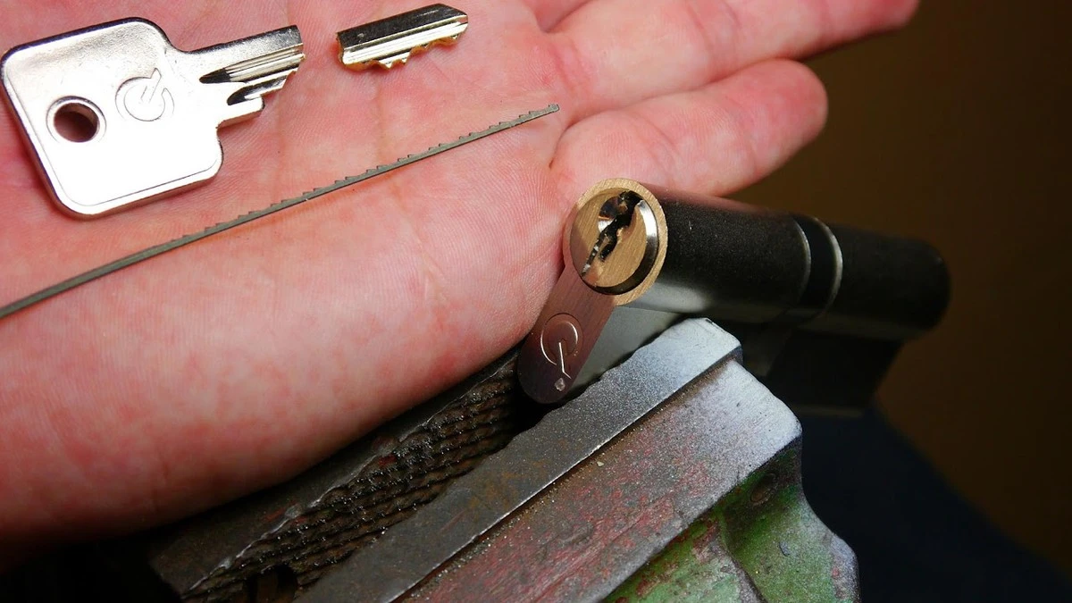 Der unerwartete Trick: Abgebrochener Schlüssel? Ihre Pinzette ist die Lösung! - image 1