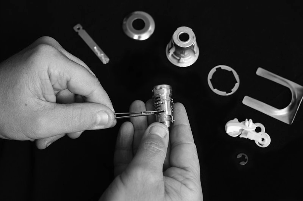 Der unerwartete Trick: Abgebrochener Schlüssel? Ihre Pinzette ist die Lösung! - image 2