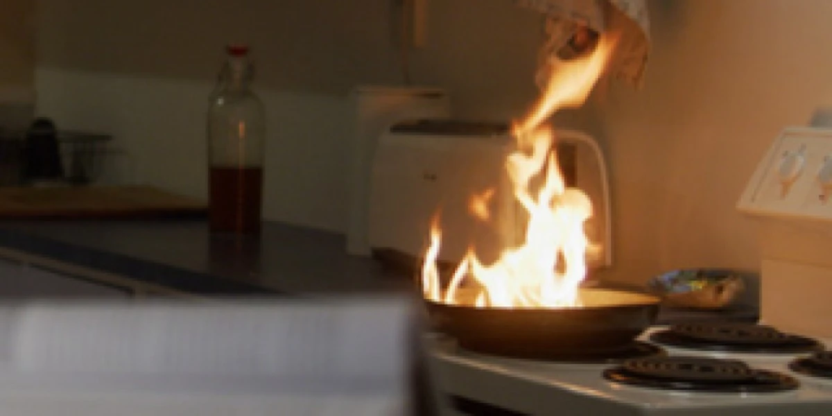 Die alte Löchel-Pfanne: So wird sie zur Kerzen-Heizung für warmes Essen - image 2