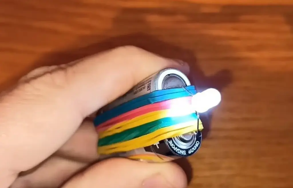 Diese Batterien werfen Sie sonst weg: So bauen Sie eine ewige Taschenlampe aus alten AA-Zellen