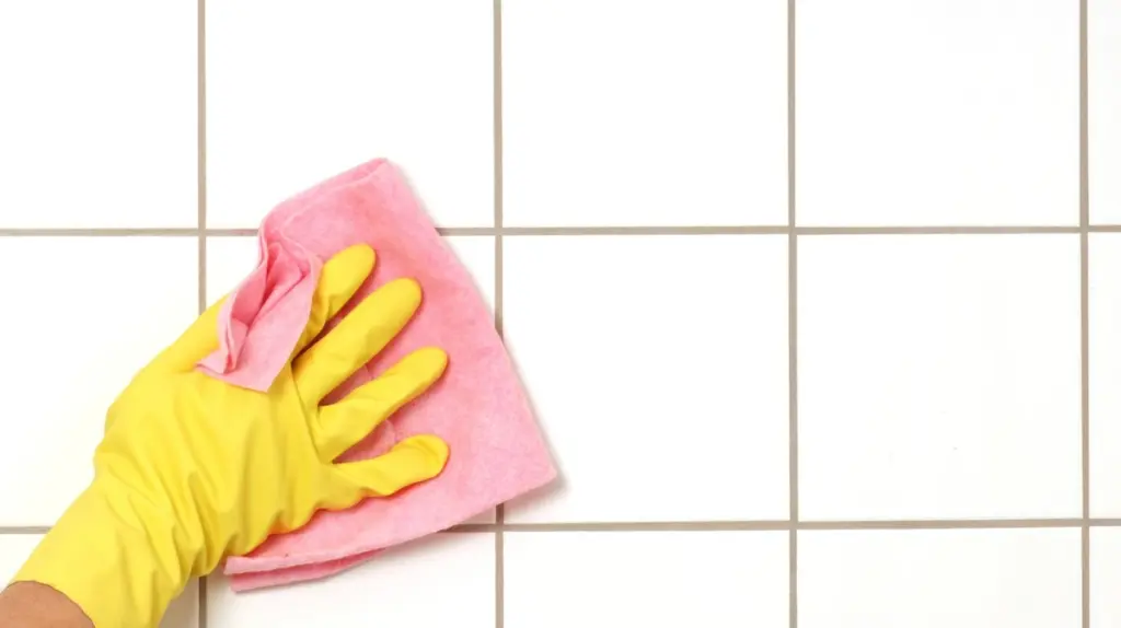 Dunkle Fugen in der Dusche? Diese 3 Hausmittel verwandeln sie wieder in Weiß!