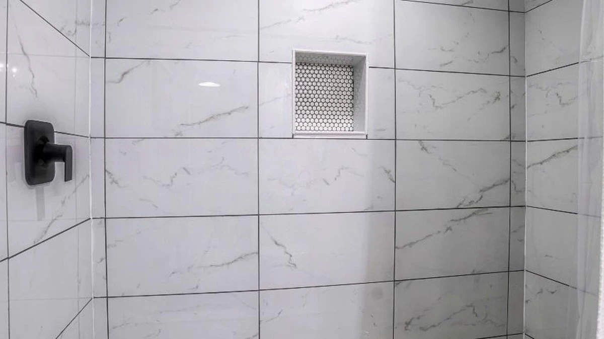 Dunkle Fugen in der Dusche? Diese 3 Hausmittel verwandeln sie wieder in Weiß! - image 2