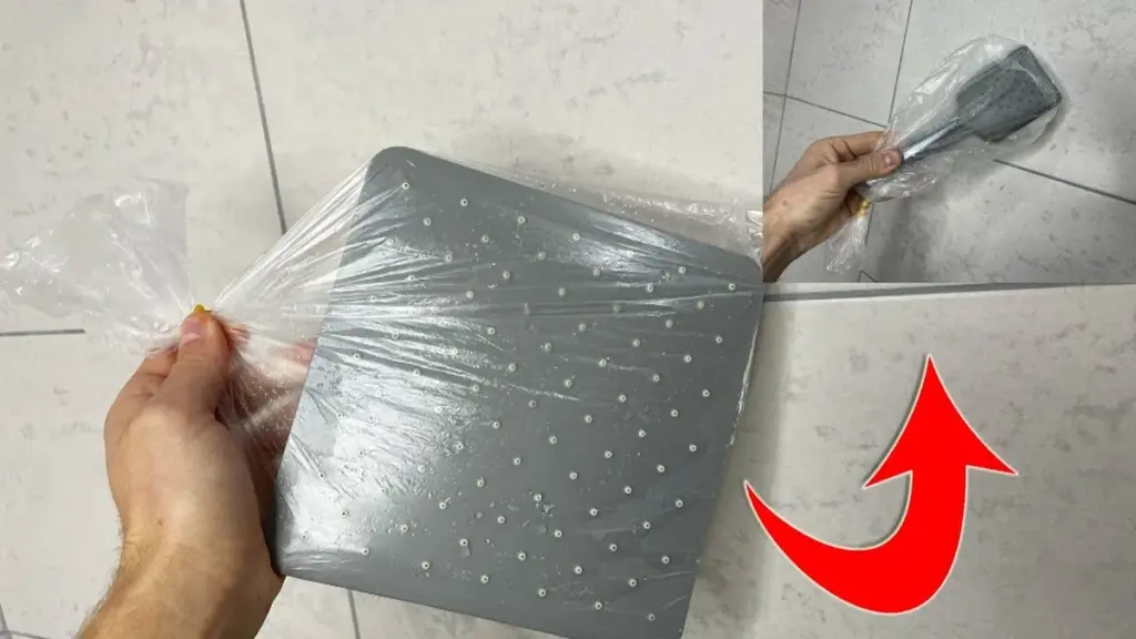 Duschkopf verstopft? Warum ein Essig-Säckchen über Nacht Wunder wirkt