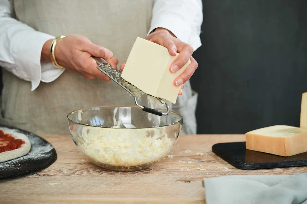 Ein Tropfen Öl auf der Reibe: So reiben Sie Schmelzkäse ohne Kleben - image 1