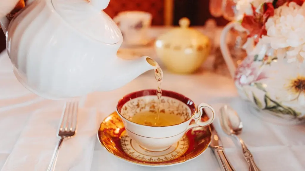 Florale Tchibo-Teller: Ein Hauch von Bridgerton für Ihre Kaffeetafel