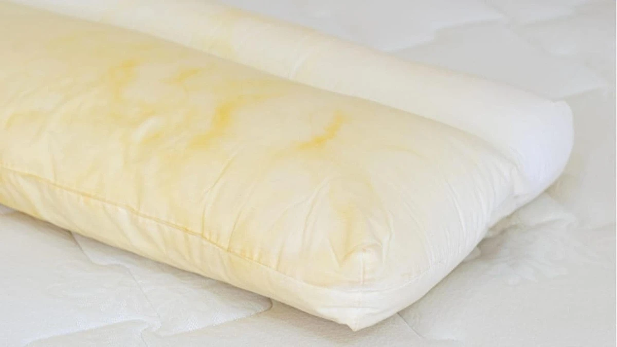 Gelbe Flecken auf dem Kissen: Warum du sofort handeln solltest - image 1