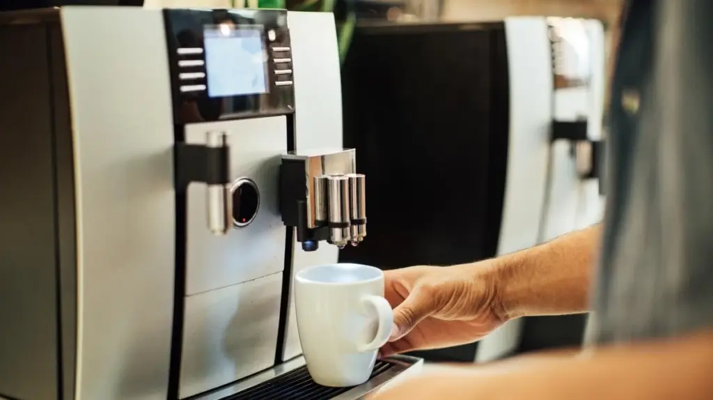 Kaffeevollautomat reinigen: So oft solltest du wirklich ran – sonst droht Schimmel!