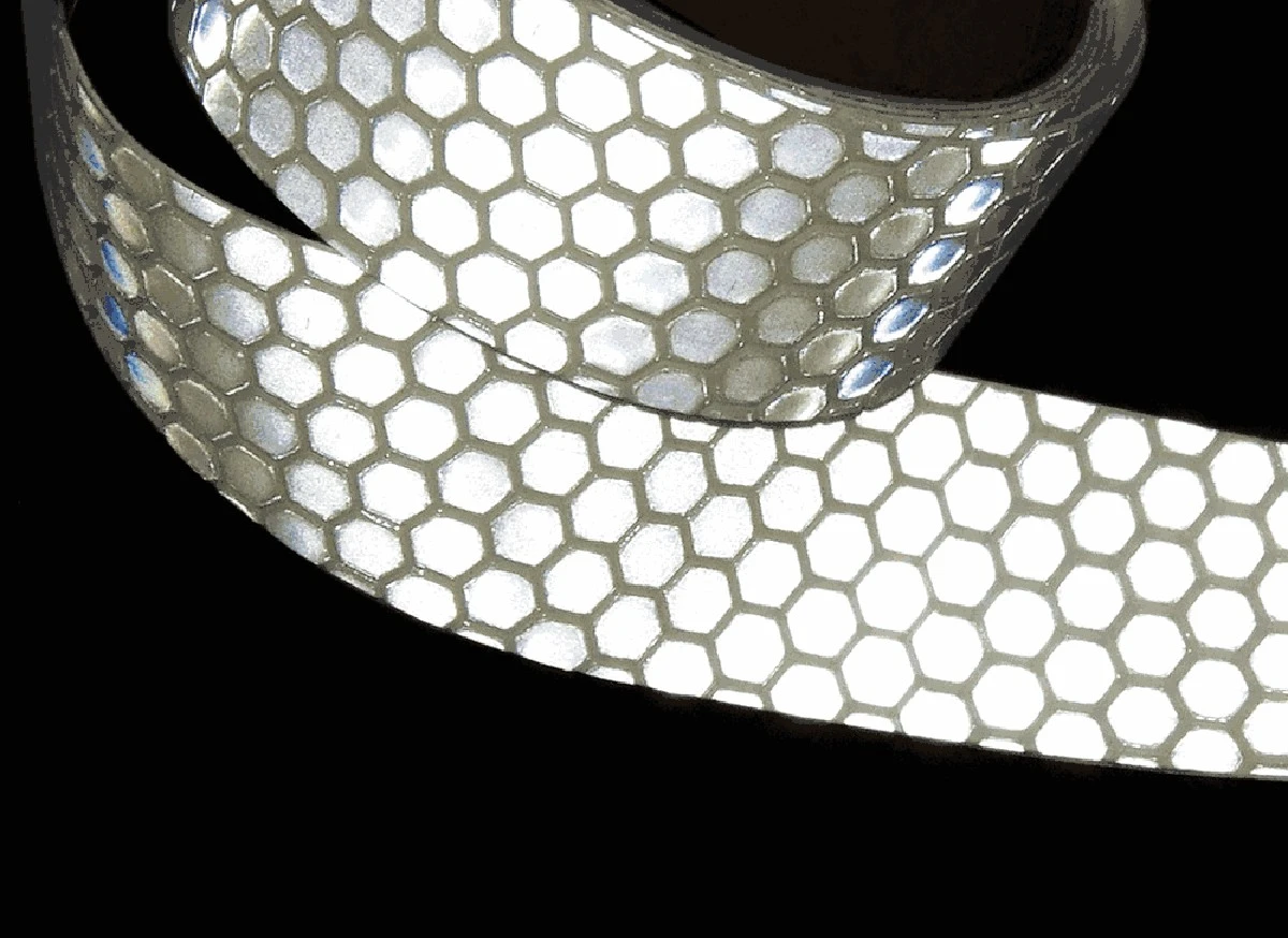 Keine blauen Flecke mehr am Sofa: Ein Elektriker enthüllt diesen einfachen Leuchtstreifen-Trick für dunkle Nächte - image 1