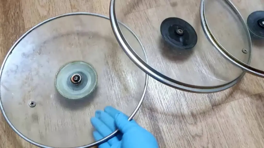 Keine Pfanne mehr mit hartnäckigem Fett: So reinige ich meine Deckel blitzschnell – mit nur 3 Zutaten