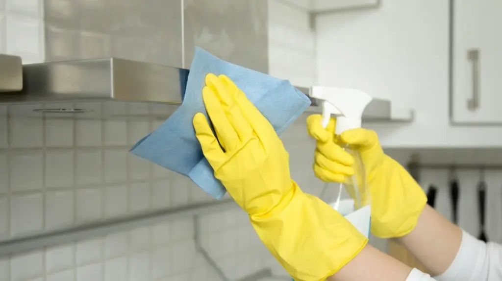 Klebrige Dunstabzugshaube blitzsauber: 4 Hausmittel machen sie wie neu