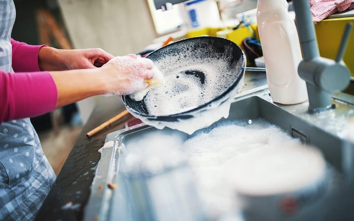 Kochen ohne Schrubben: 2 Löffel Zitronensäure lassen Ihre Töpfe wie neu glänzen - image 1