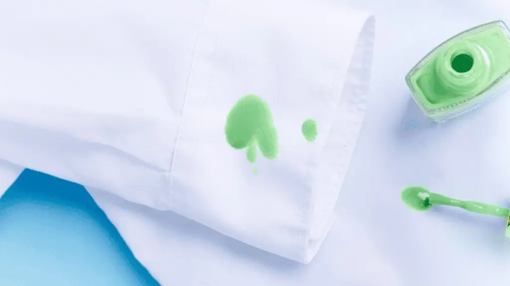 Nagellack-Flecken: Dein liebstes Kleidungsstück wird gerettet!