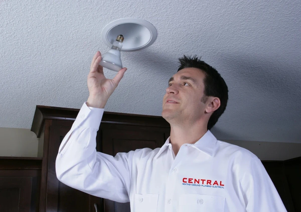 Nie bawi się z prądem: sprawdzona metoda na wymianę oprawy oświetleniowej bez ryzyka porażenia - image 1