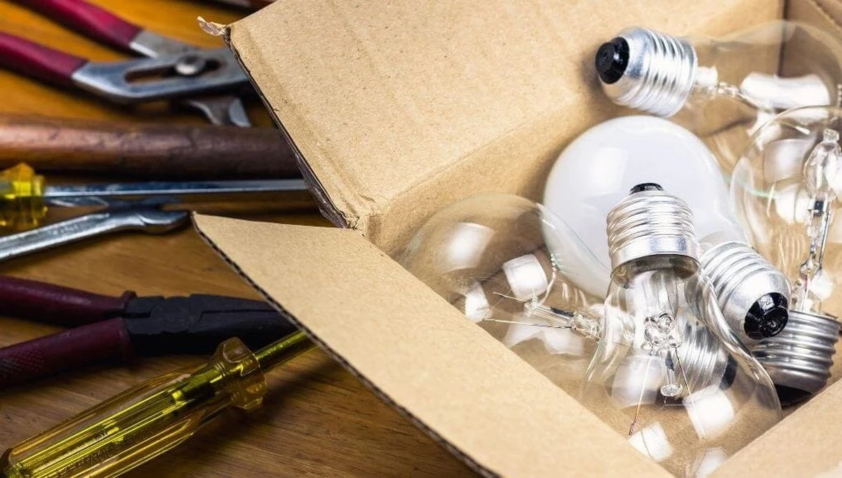 Nie bawi się z prądem: sprawdzona metoda na wymianę oprawy oświetleniowej bez ryzyka porażenia - image 2