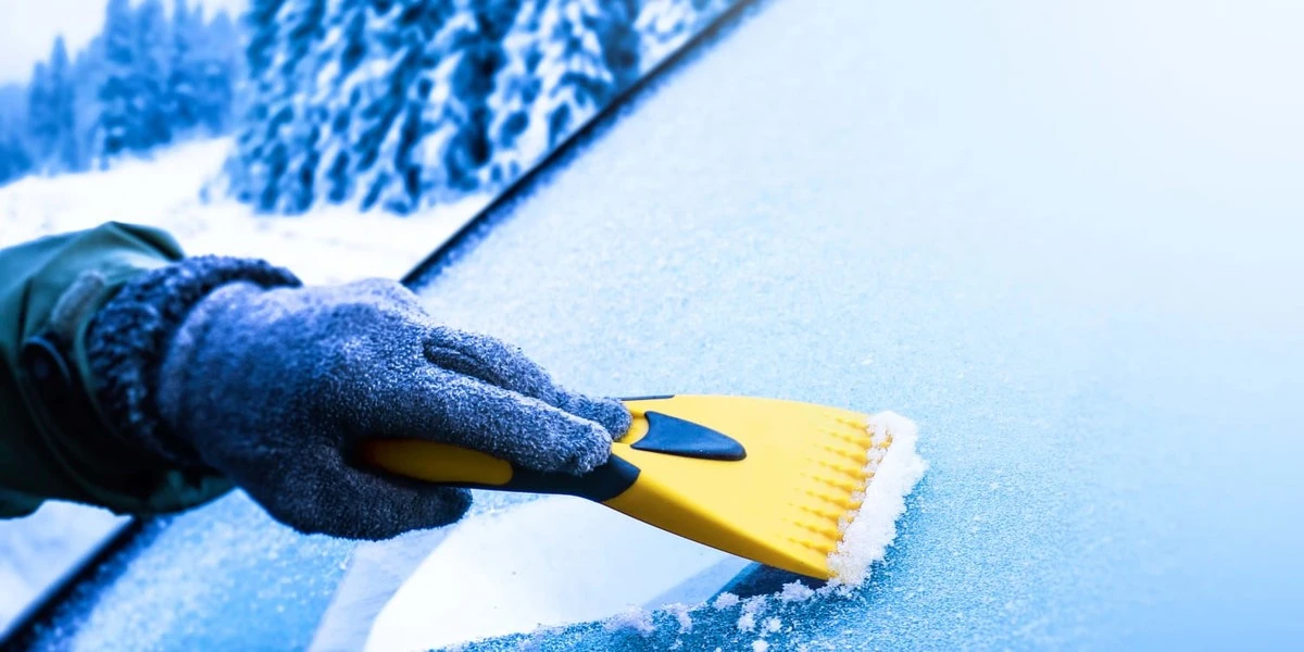 Nie mehr Eiskratzen: Dieses simple Hausmittel hält Ihre Autoscheiben selbst bei Minusgraden eisfrei - image 1