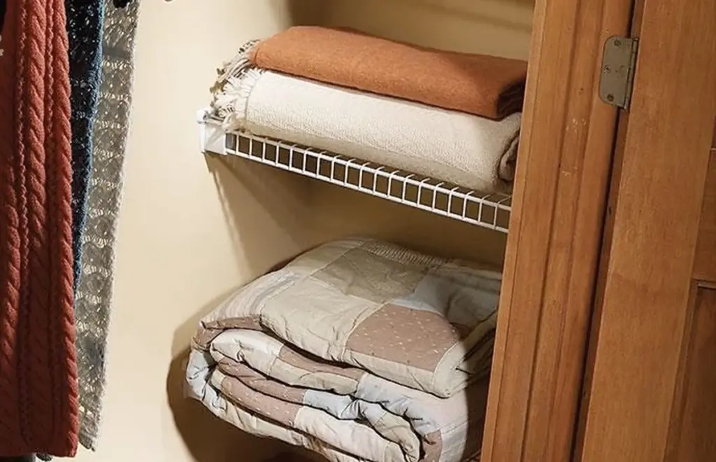 Schrank riecht nicht mehr muffig: 2 Stück davon zwischen die Bettwäsche gelegt – saugt Feuchtigkeit auf