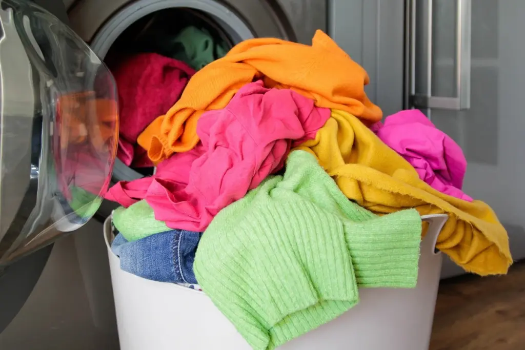 So strahlt deine Buntwäsche wie neu: Dieses Hausmittel aus dem Haushalt wirkt Wunder