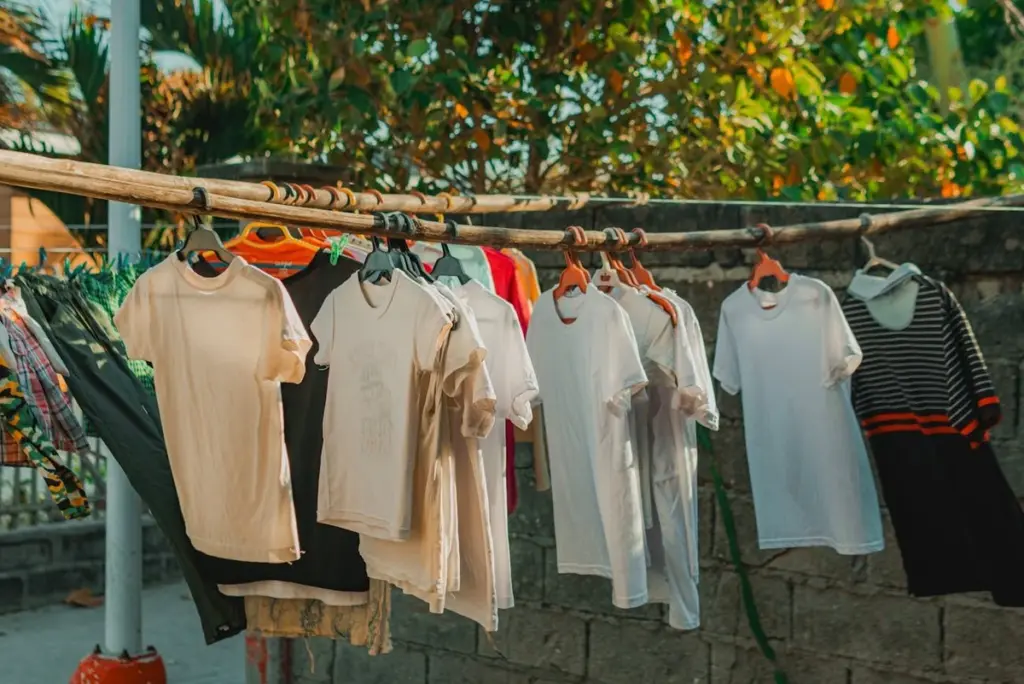 Verfärbte Kleidung? Dieses Geheimnis bekämpft Schweißflecken wie ein Profi