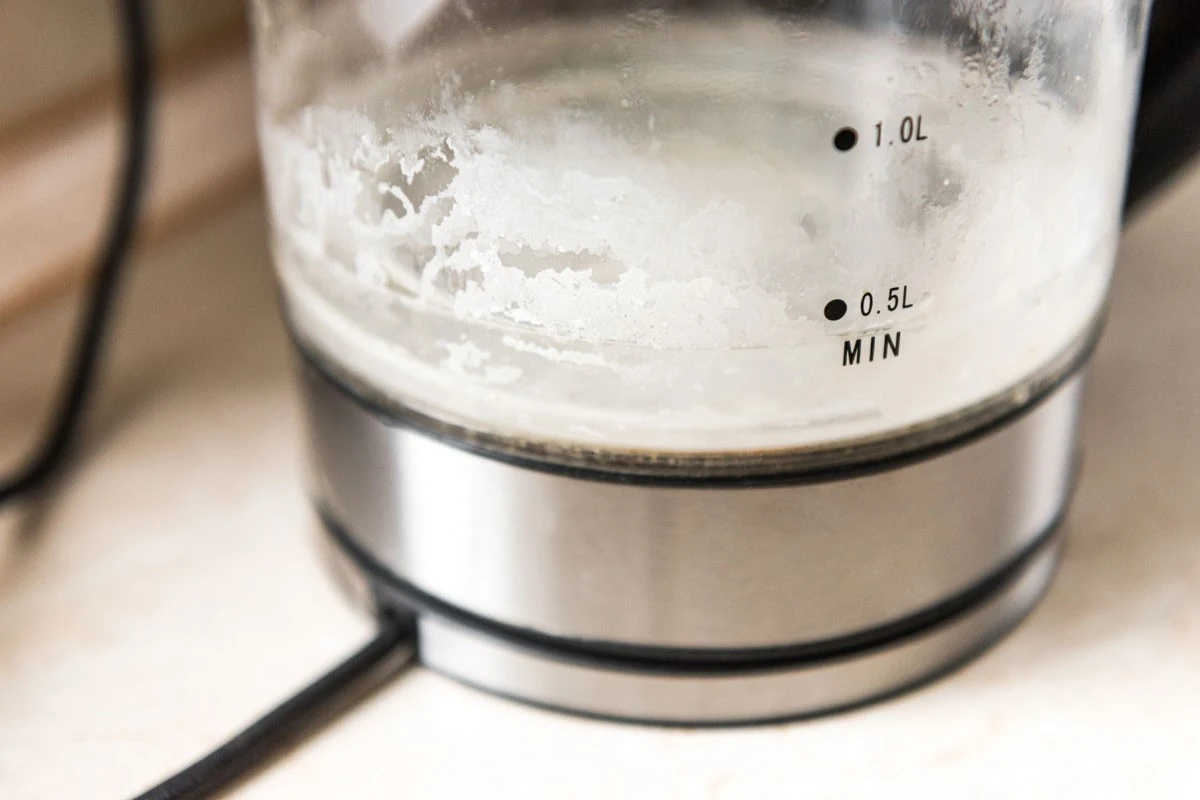 Verkalkung im Wasserkocher: Diese Hausmittel riechen besser als Chemie - image 2