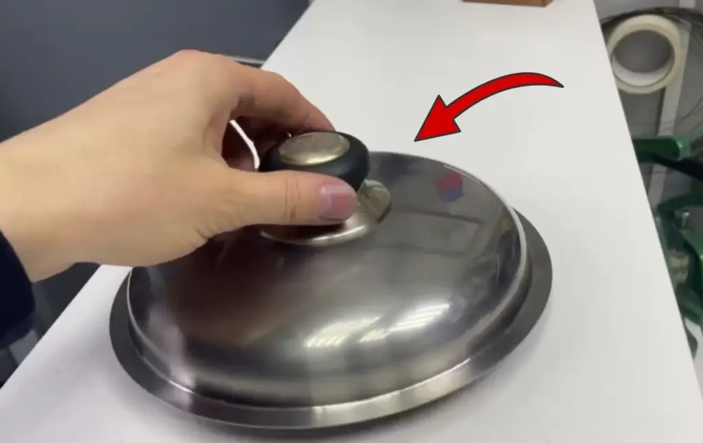 Vier Deckel-Typen getestet: Einer lässt Wasser auf niedriger Stufe schneller kochen