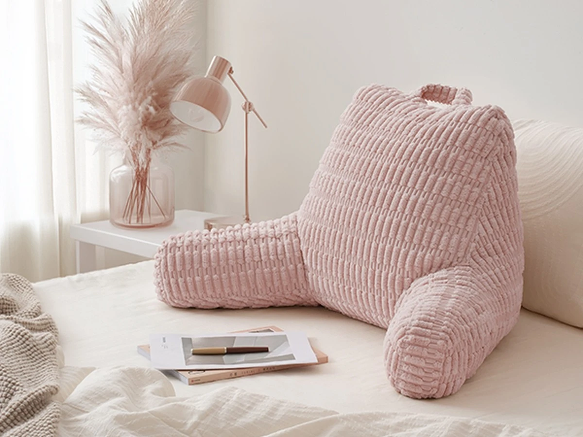 Warum das Tchibo Lesekissen das neue Must-have für echte Bücherwürmer ist - image 1