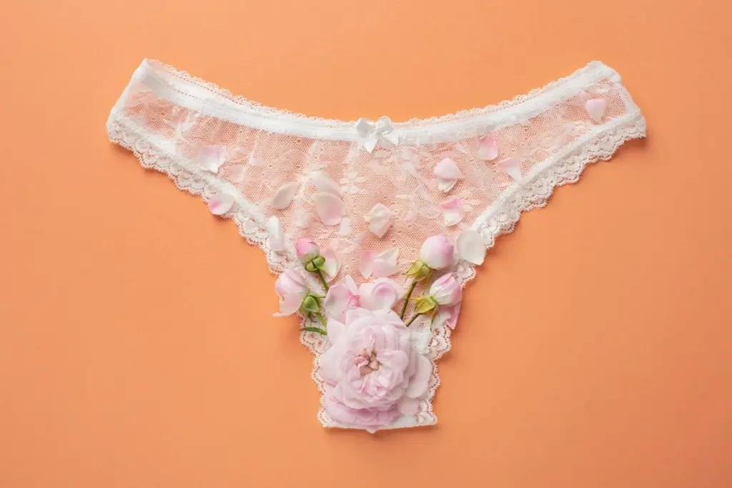 Warum die kleine Einlage in Damenunterwäsche mehr als nur Deko ist