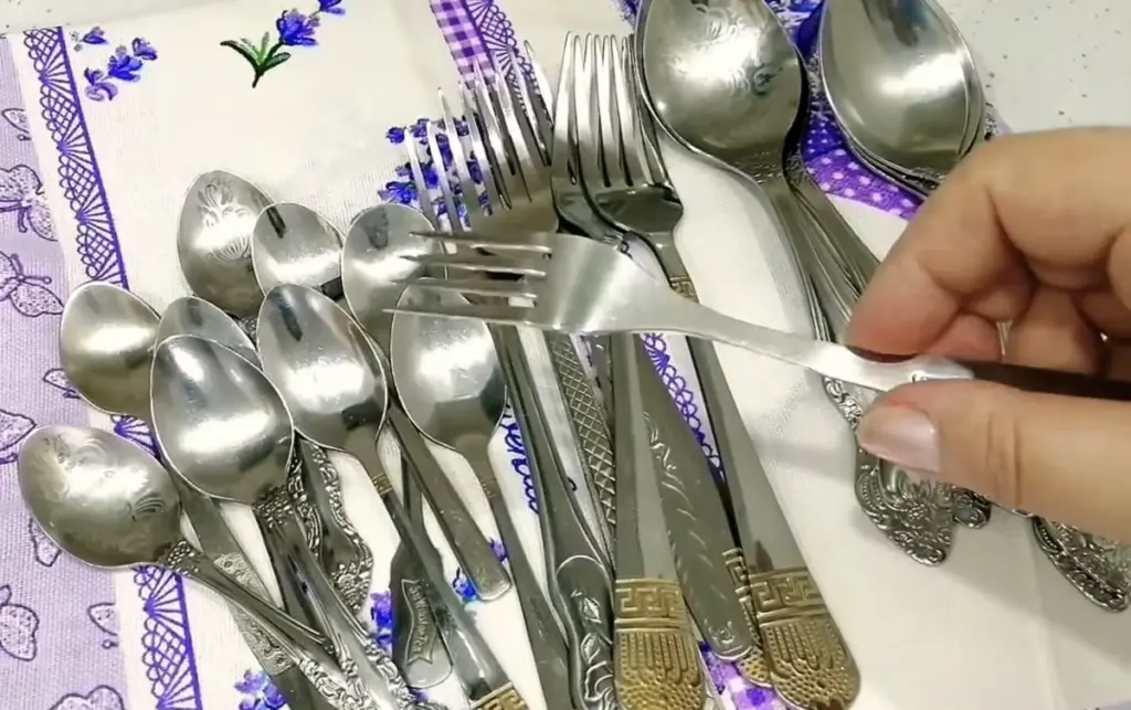 Warum erfahrene Hausfrauen Löffel in dieser Lösung einlegen: Das verblüffende Ergebnis